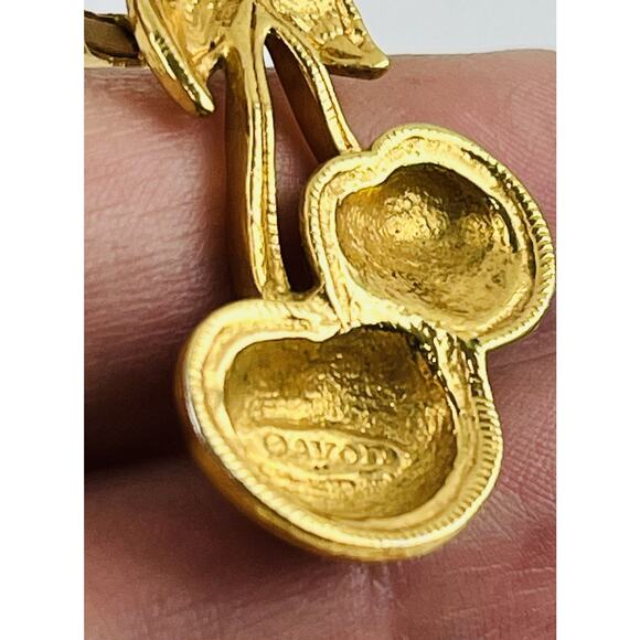 Vintage AVON EARRINGS Clip On RED FRUIT ENAMEL GOLD TONE CHERRY DANGLE Leaves Sl - Picture 9 of 12